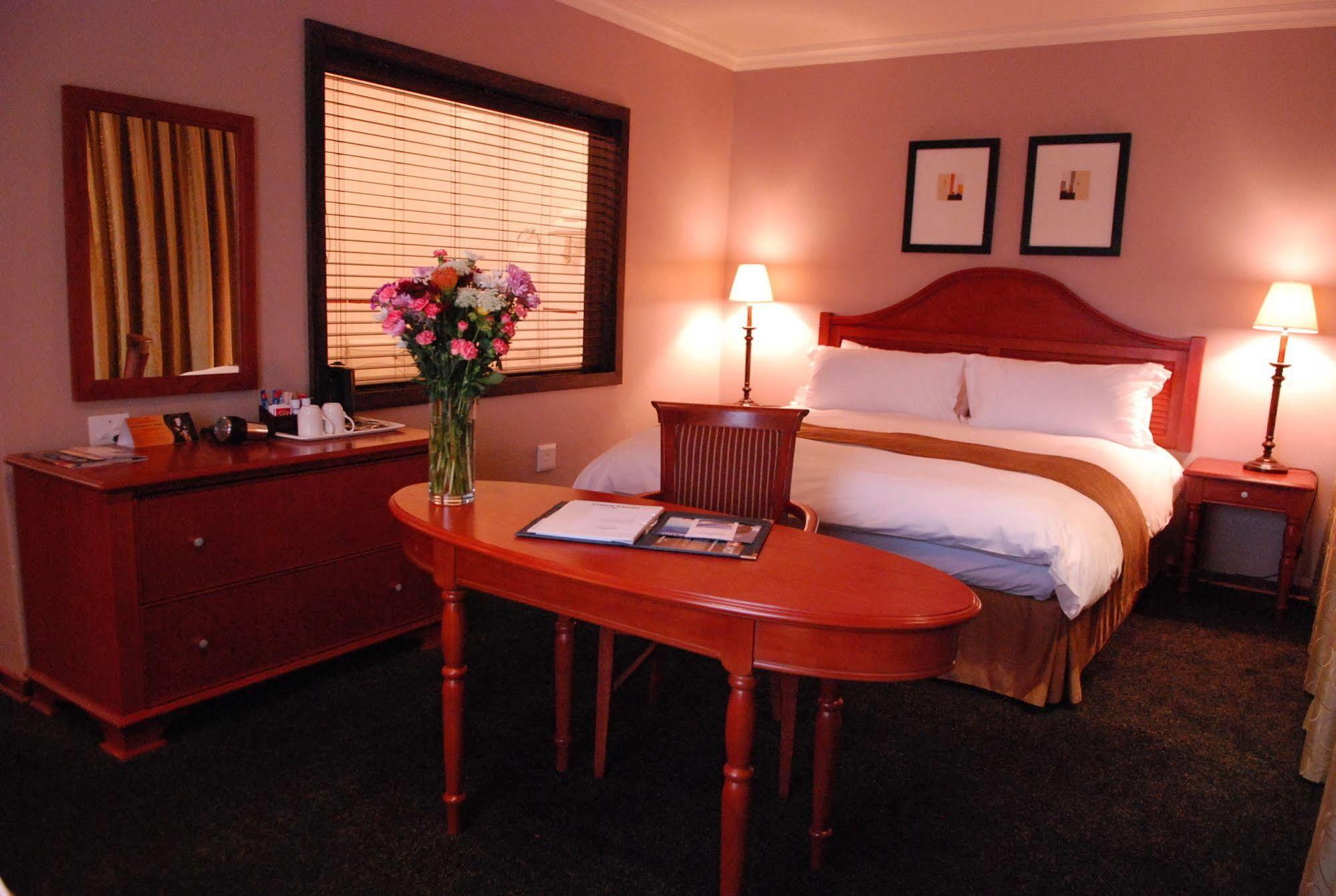 Protea Hotel By Marriott Harrismith Montrose Exterior foto