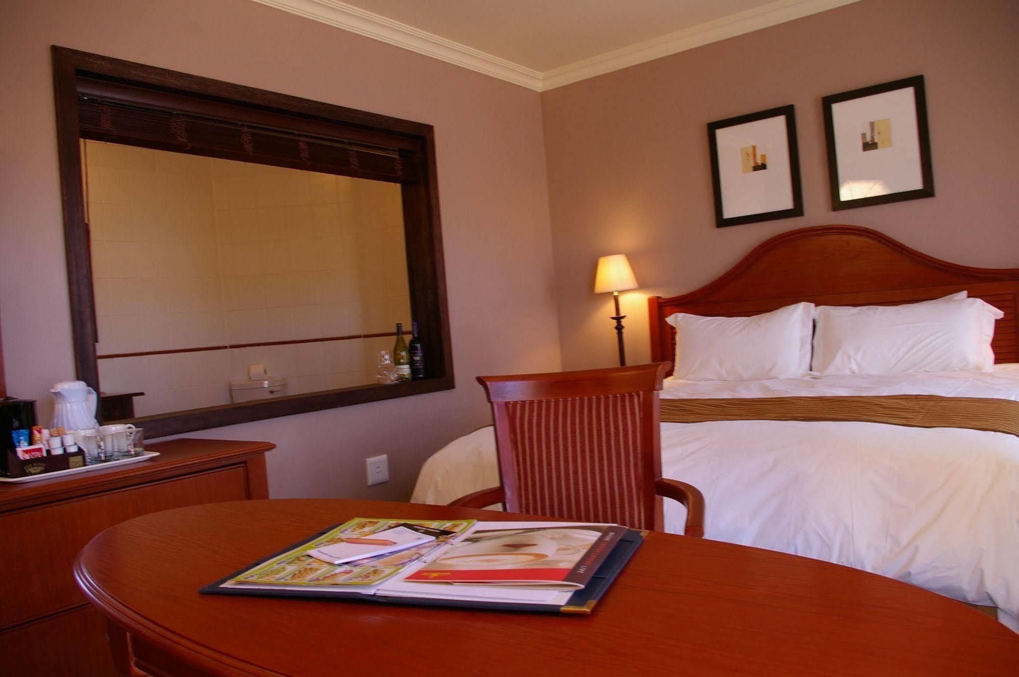 Protea Hotel By Marriott Harrismith Montrose Exterior foto