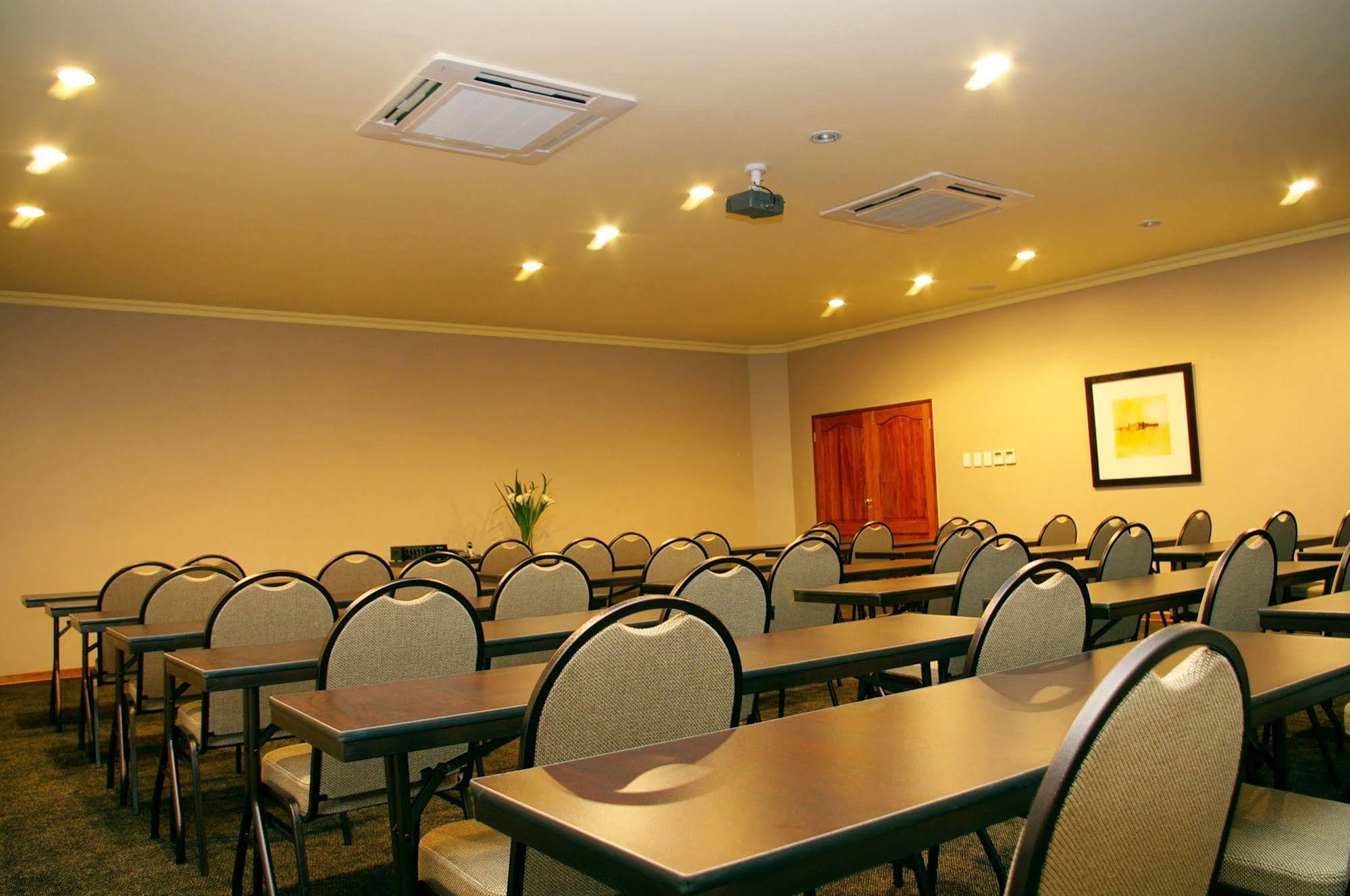 Protea Hotel By Marriott Harrismith Montrose Exterior foto